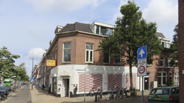 907118 Gezicht op het hoekpand Amsterdamsestraatweg 197 (Davy's Seks Shop) te Utrecht, met rechts de Anjelierstraat.
